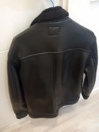 Cazadora negra con forro de borrego