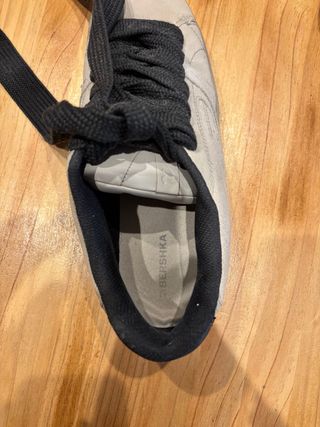 Zapatos Bershka grises y negros