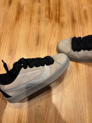 Zapatos Bershka grises y negros