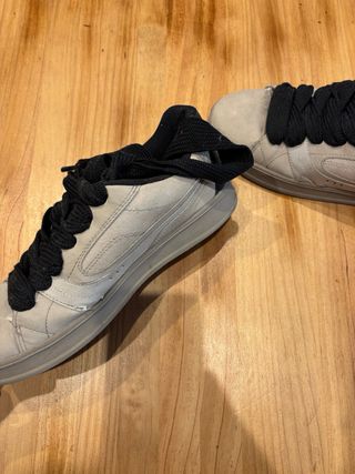 Zapatos Bershka grises y negros