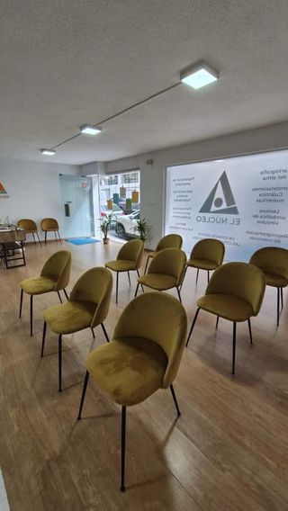 Silla de comedor amarilla y negra