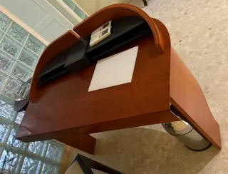 Mostrador curvo madera y metal