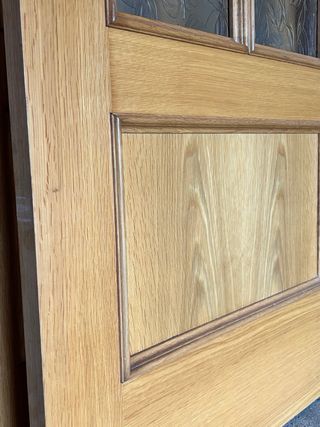 Puerta de madera con cristal