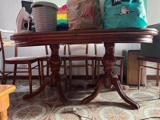 Mesa de salón de madera