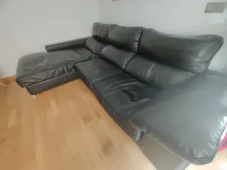 Sofá de piel negra con arcón