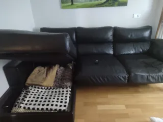 Sofá de piel negra con arcón