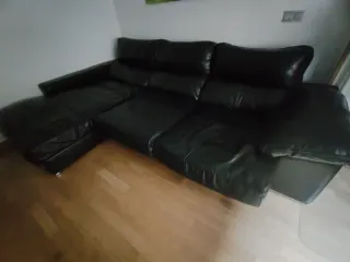 Sofá de piel negra con arcón