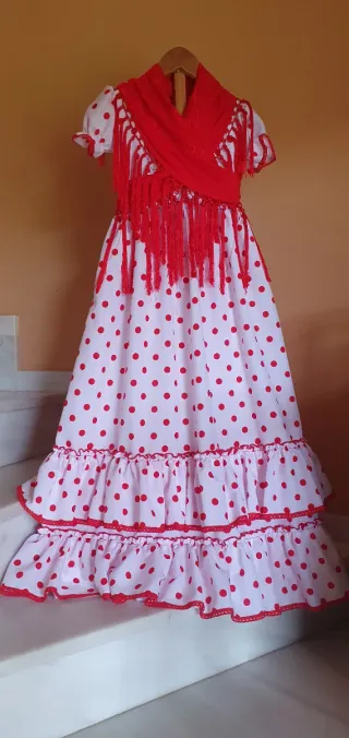 Traje de flamenca blanco con lunares rojos