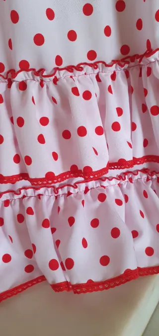 Traje de flamenca blanco con lunares rojos