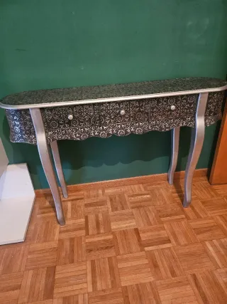Mesa y espejo plata decorados.NO ENVIO.