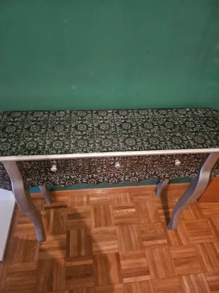 Mesa y espejo plata decorados.NO ENVIO.