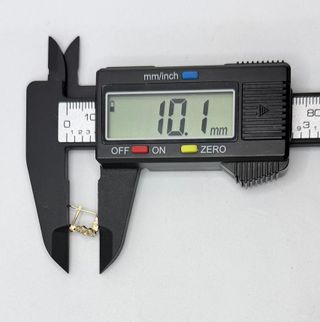 Pendiente Flor de oro de 18k circonitas, 0.98 g.