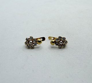 Pendiente Flor de oro de 18k circonitas, 0.98 g.