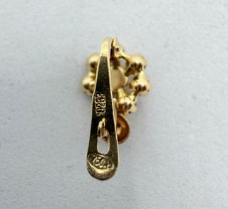 Pendiente Flor de oro de 18k circonitas, 0.98 g.