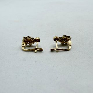 Pendiente Flor de oro de 18k circonitas, 0.98 g.