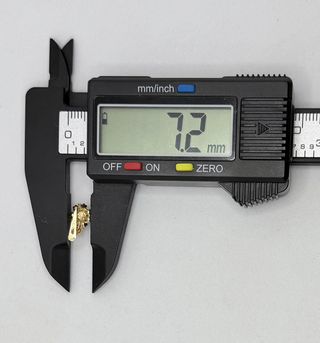 Pendiente Flor de oro de 18k circonitas, 0.98 g.