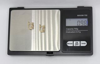 Pendiente Flor de oro de 18k circonitas, 0.98 g.