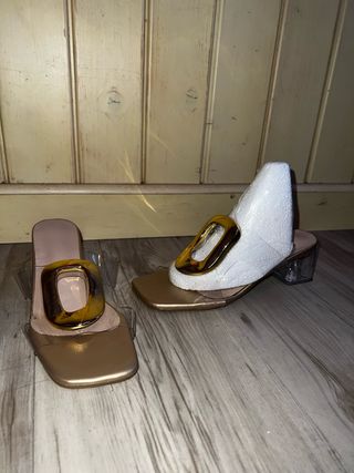 Sandalias doradas tacón bajo