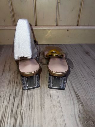 Sandalias doradas tacón bajo