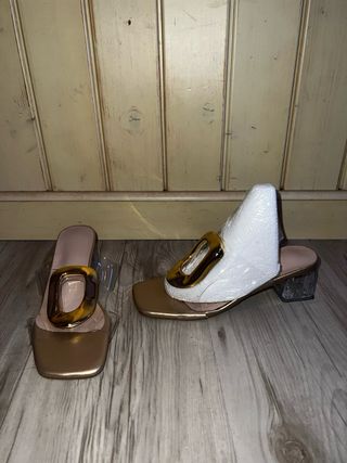 Sandalias doradas tacón bajo