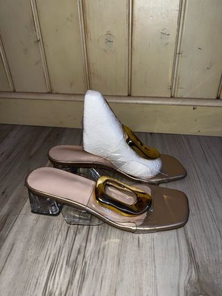 Sandalias doradas tacón bajo