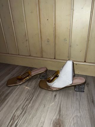 Sandalias doradas tacón bajo