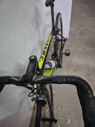 Bicicleta de carretera Giant Negra/Amarilla