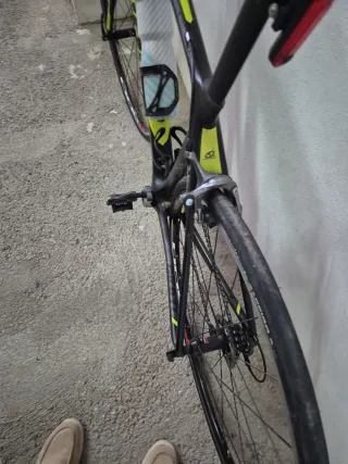 Bicicleta de carretera Giant Negra/Amarilla