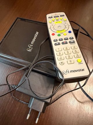 Router Movistar con mando y cargador
