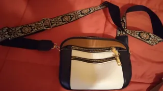 Bolso bandolera con correa bordada