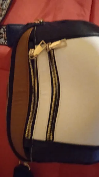 Bolso bandolera con correa bordada