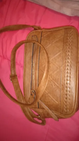 Bolso bandolera con correa bordada