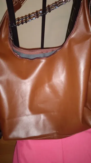 Bolso bandolera con correa bordada