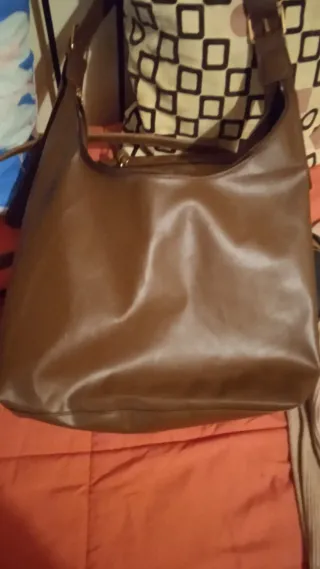 Bolso bandolera con correa bordada