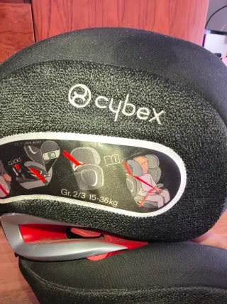 Silla de coche Cybex para bebé.