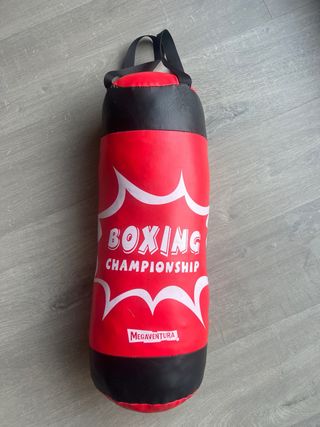 Saco y guantes de boxeo infantil