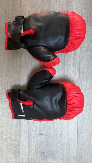 Saco y guantes de boxeo infantil
