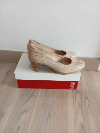 Zapatos de tacón BASOCO beige y dorados
