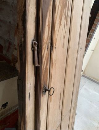 Puerta antigua de madera maciza