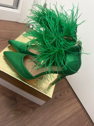 Tacones verdes con plumas