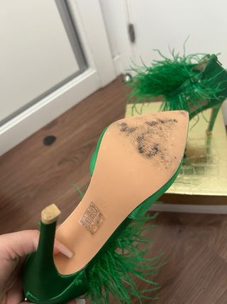 Tacones verdes con plumas
