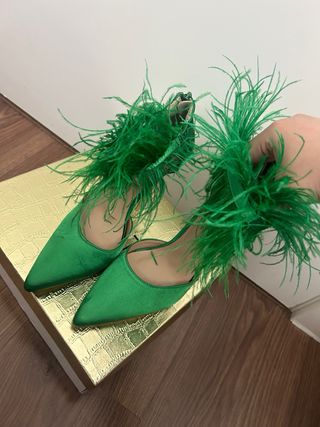 Tacones verdes con plumas