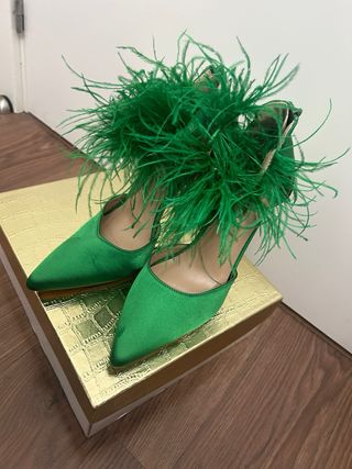 Tacones verdes con plumas