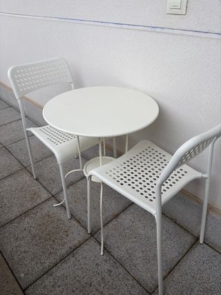 Mesa redonda exterior blanca