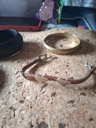 Lote 6 pulseras doradas y multicolor