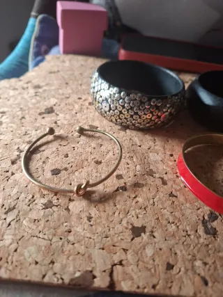 Lote 6 pulseras doradas y multicolor