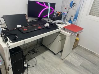 Vendo Escritorio blanco con cajonera.