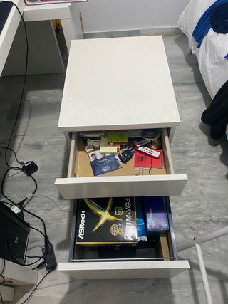 Vendo Escritorio blanco con cajonera.