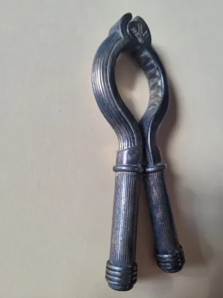 Cascanueces de metal con diseño