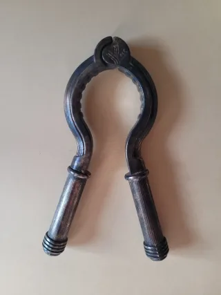 Cascanueces de metal con diseño